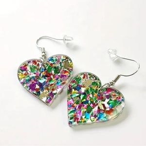 Multicolored confetti Green heart acrylic earrings NWOT